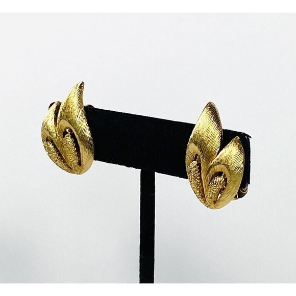 MONET Clips Clip Ons Earrings Gold Tone Textured Double Leaf Vintage Signed - Picture 7 of 16